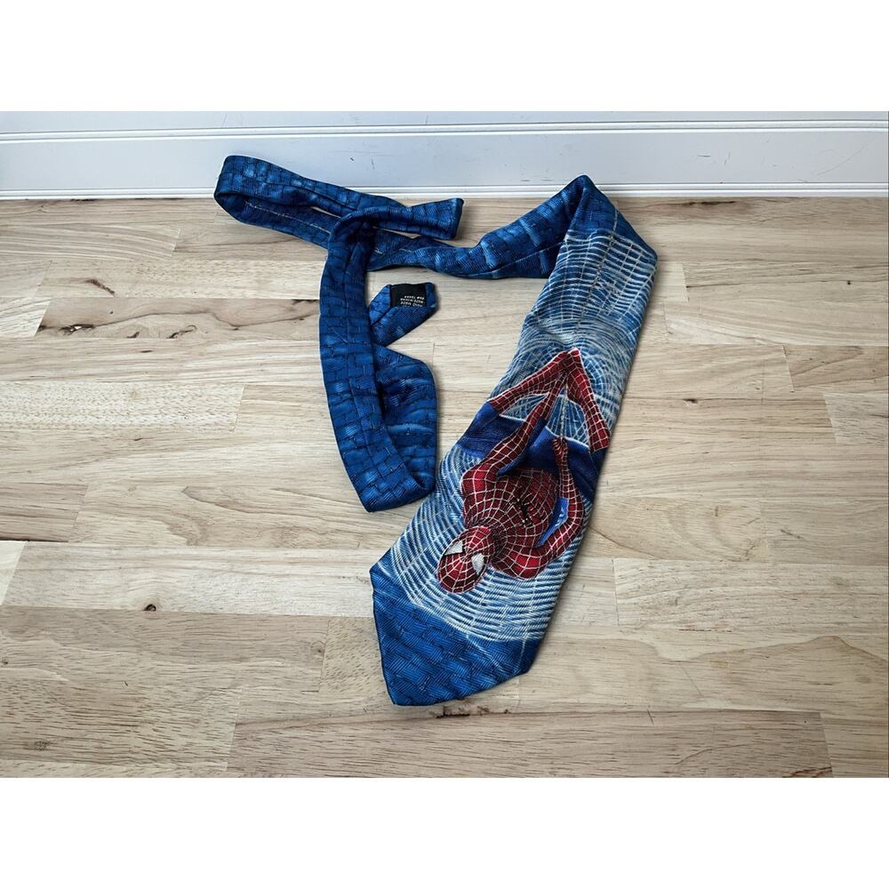2004 Marvel Spider-Man 2 Web String Hanging Dangling Blue Silk Pointed Necktie